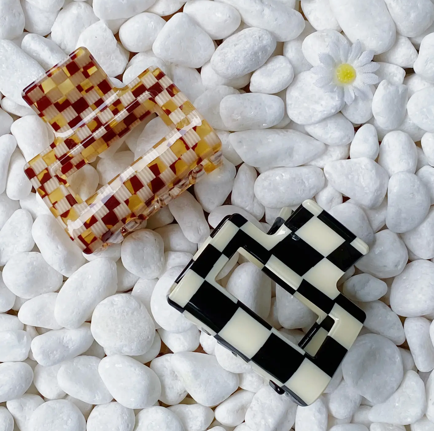 Medium Checkered Claw Clip